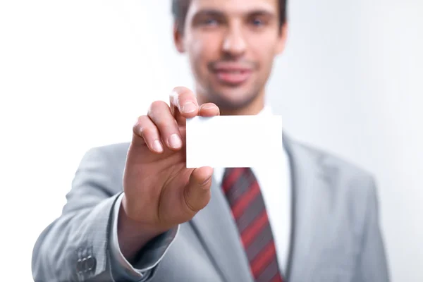 空白の名刺を保持するビジネスマン — ストック写真