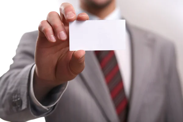 Uma fotografia de um empresário a guardar um cartão de visita em branco. Espaço para texto, ou sua própria mensagem — Fotografia de Stock