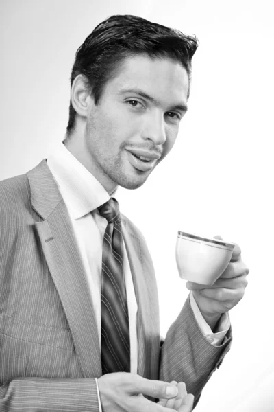Uomo d'affari che beve caffè con una tazza — Foto Stock