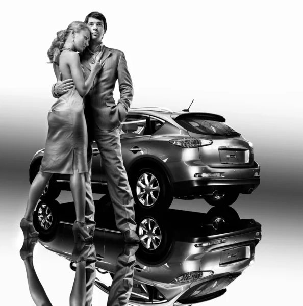 Jovem casal bonito sob carro — Fotografia de Stock