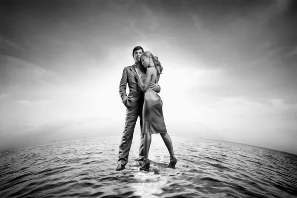 Glückliches Junges Paar Steht Auf Dem Wasser — Stockfoto