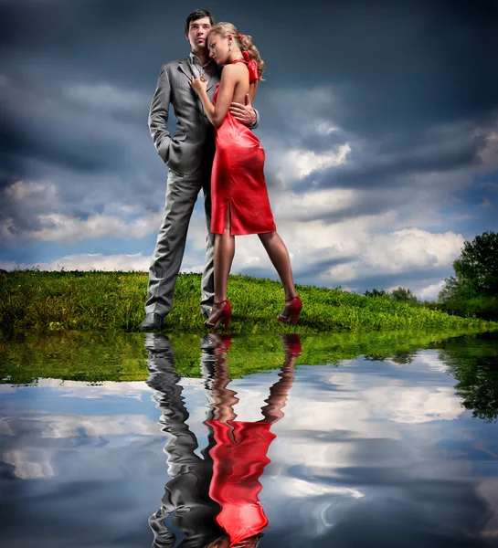 Young Couple Storm Cloudy Sky — Stock Photo, Image