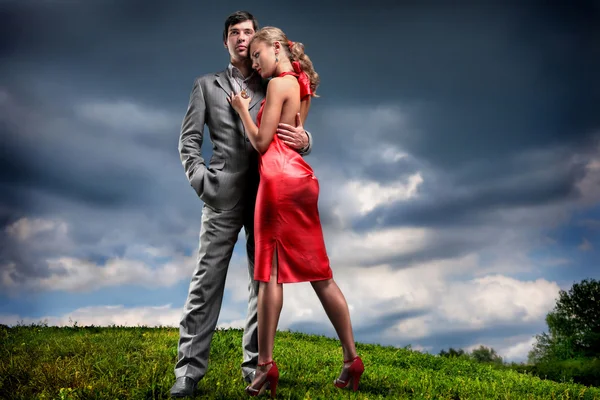 Young Couple Storm Cloudy Sky — Stock Photo, Image