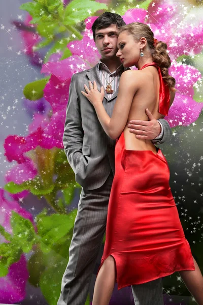 Vacker Flicka Långa Röda Klänning Innehar Exotisk Blomma Handen — Stockfoto