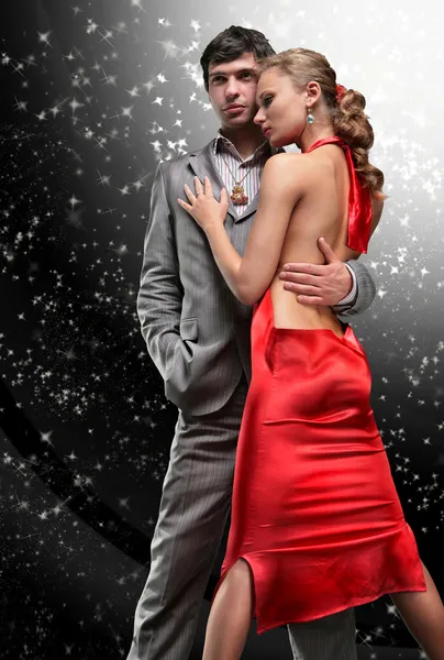 Moda tiro de um jovem casal um casal europeu na moda vestida — Fotografia de Stock
