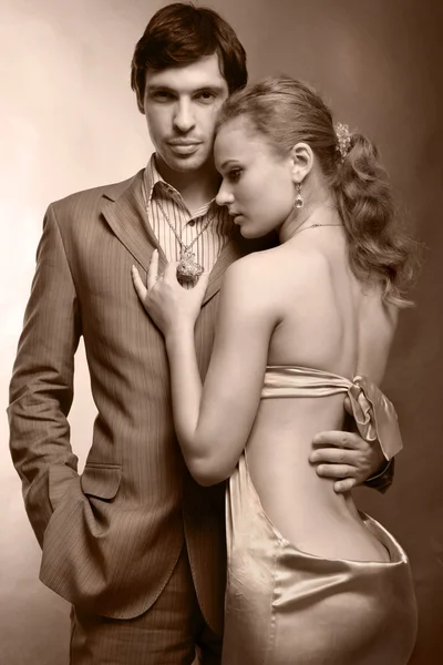 Moda tiro de um jovem casal um casal europeu na moda vestida — Fotografia de Stock