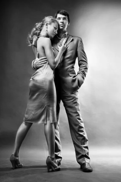 一对年轻漂亮夫妇的肖像 年轻女人拥抱男人 — 图库照片