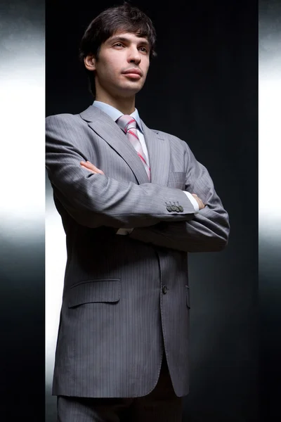 Porträtt affärsman i grå kostym — Stockfoto