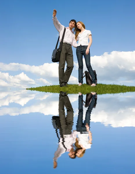 Happy Young Couple Looking Something Green Meadow — Stock Photo, Image