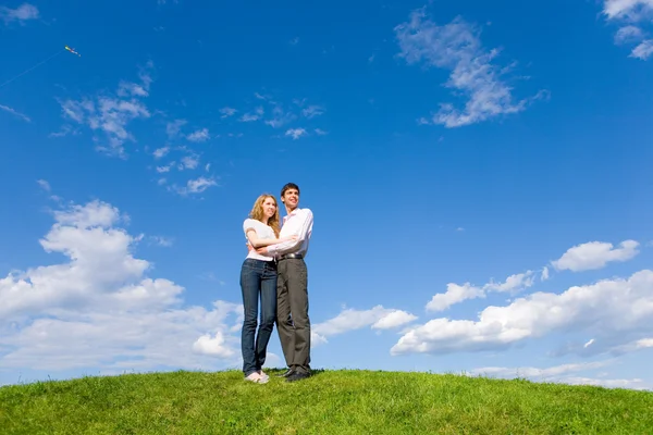 Lyckliga Unga Paret Tittar Något Över Grön Äng — Stockfoto