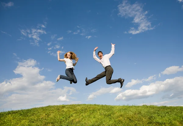 Mutlu Gülümseyen Bir Çift Mavi Gökyüzü Atlama — Stok fotoğraf