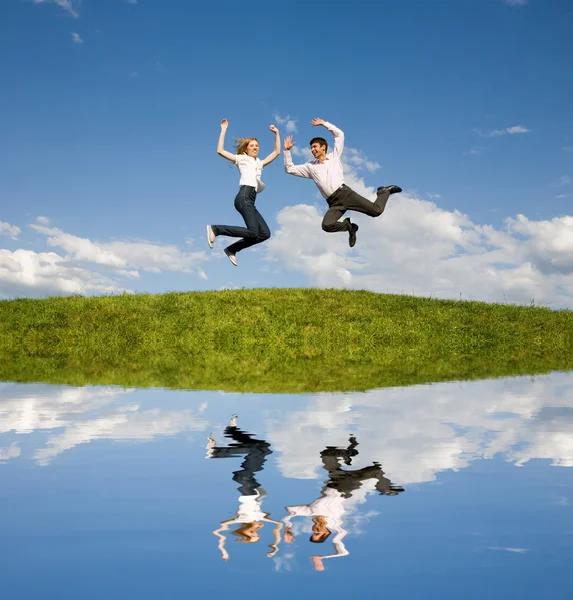 Mutlu Gülümseyen Bir Çift Mavi Gökyüzü Atlama — Stok fotoğraf