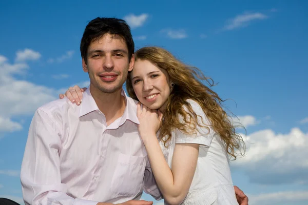 Para Młoda Miłość Uśmiechający Się Pod Błękitne Niebo — Zdjęcie stockowe