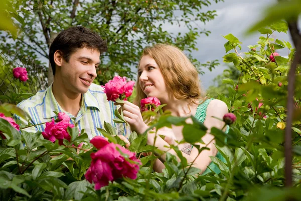 Tineri dragoste cuplu zâmbind — Fotografie, imagine de stoc