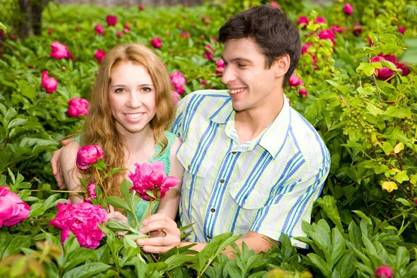 Young Love Couple Smiling — Stock Photo, Image