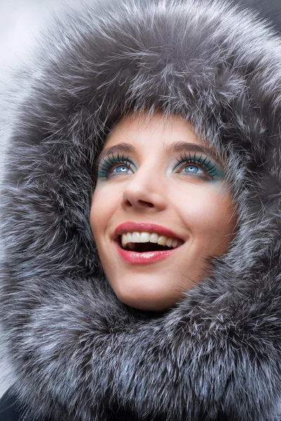 毛皮のフード付きの笑顔は 美しい若い女性の肖像画 — ストック写真
