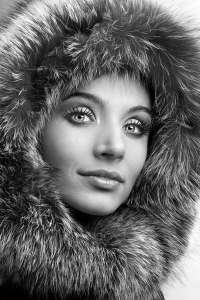 Sorridente giovane donna con un cappuccio di pelliccia — Foto Stock