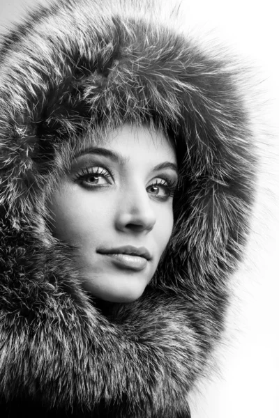 毛皮のフード付きの美しい若い女性の肖像画 — ストック写真