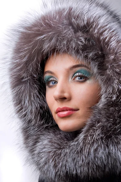 Retrato de la hermosa joven con capucha de piel — Foto de Stock