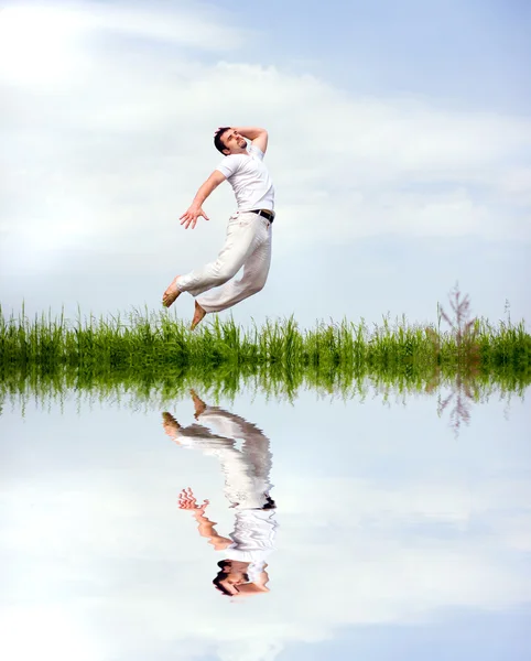 Homem Feliz Roupas Brancas Está Pulando Sobre Grama Perto Lago — Fotografia de Stock
