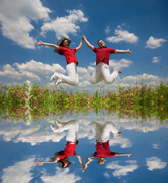 Glad Ung Kärlek Par Hoppning Blå Himmel — Stockfoto