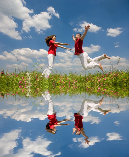 幸せな若いカップル - チームは、ジャンプします。 — ストック写真