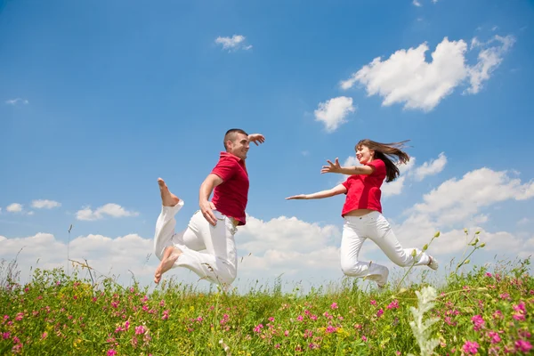 跳跃的快乐年轻夫妇 — 图库照片