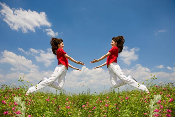 Due ragazze felici saltano — Foto Stock
