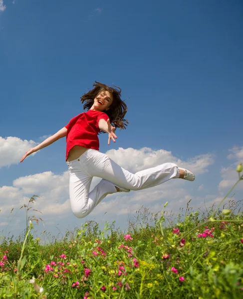 Mutlu genç kadın atlama — Stok fotoğraf