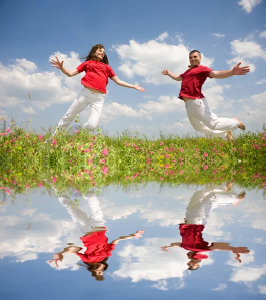 Glückliches junges Paar - Team springt — Stockfoto