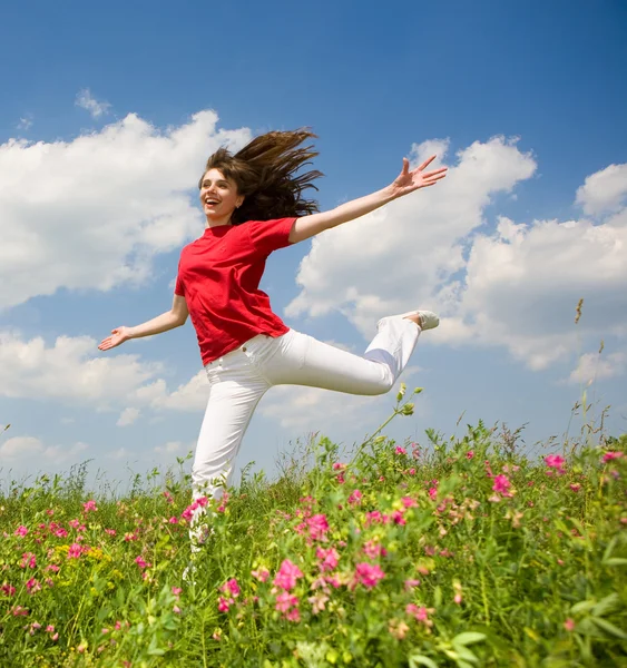 Mutlu Genç Kadın Atlama — Stok fotoğraf