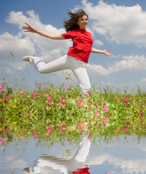 Gelukkige jonge vrouw springen — Stockfoto
