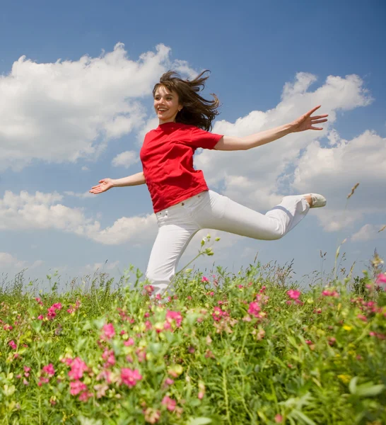Jovem feliz pulando — Fotografia de Stock