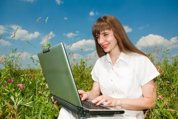 Gelukkig Jonge Vrouw Het Grasveld Met Een Laptop — Stockfoto