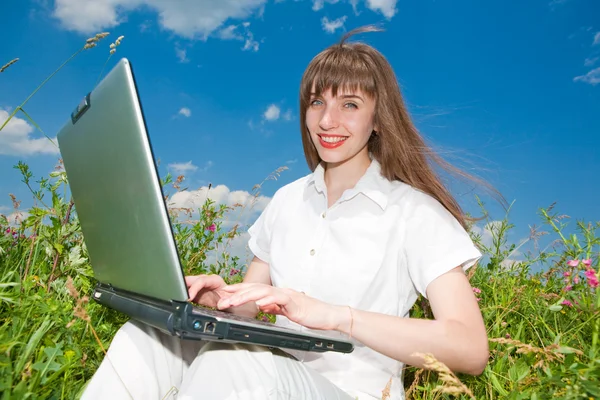 Ευτυχισμένη Κοπέλα Για Την Πεδίο Χόρτο Ένα Φορητό Υπολογιστή — Φωτογραφία Αρχείου