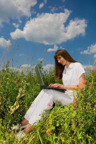 Genç Kadın Bir Dizüstü Bilgisayar Ile Çim Sahada — Stok fotoğraf