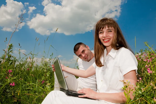 야외에서 노트북 컴퓨터에서 우연한 행복 한 커플 — 스톡 사진