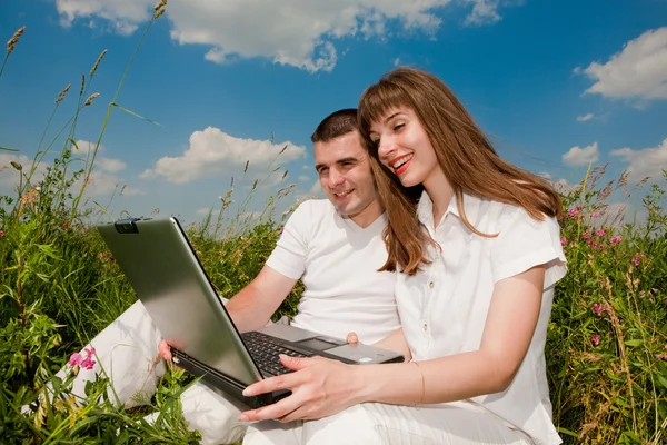 休闲快乐的夫妻户外的手提电脑 — 图库照片