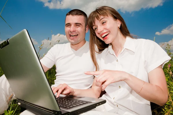 Casual Gelukkige Paar Een Laptopcomputer Buitenshuis — Stockfoto
