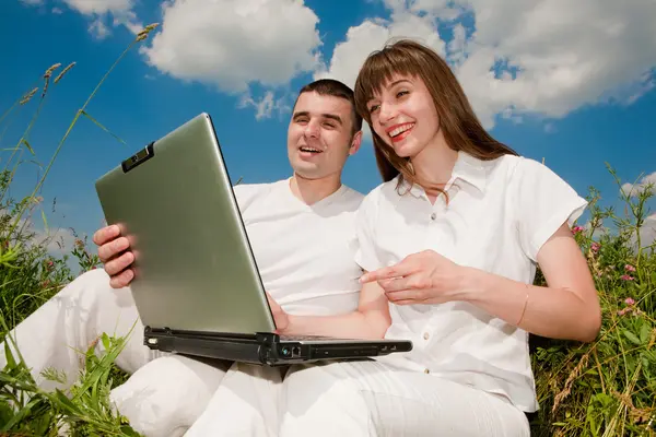 Casual Ευτυχισμένο Ζευγάρι Για Ένα Φορητό Υπολογιστή Εξωτερικούς Χώρους — Φωτογραφία Αρχείου