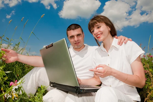 Casual Ευτυχισμένο Ζευγάρι Για Ένα Φορητό Υπολογιστή Εξωτερικούς Χώρους — Φωτογραφία Αρχείου