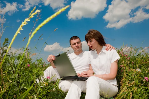 Alkalmi boldog pár a szabadban egy laptop számítógép — Stock Fotó