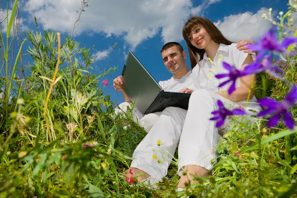 Casual Happy Couple Laptop Computer Outdoors — Stock Photo, Image