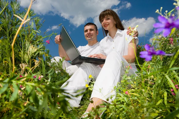 Young Couple Sitting Grass Field Laptop — Stock Photo, Image