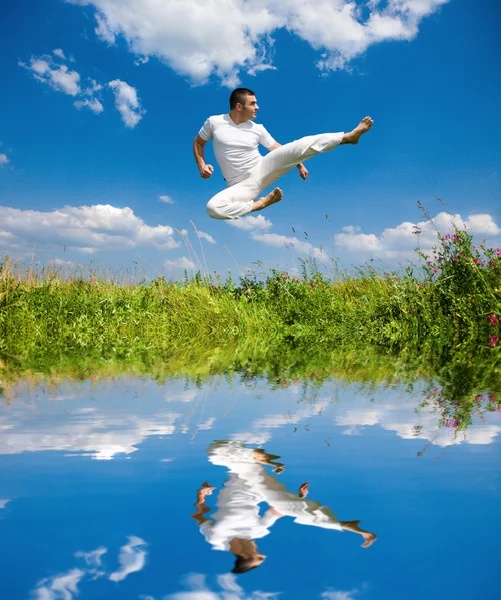 Jeune homme heureux - sauter — Photo