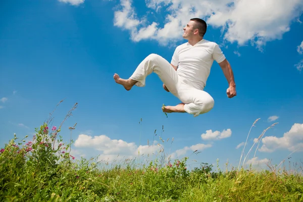 Mutlu genç adam - atlama — Stok fotoğraf