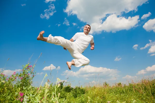Jovem feliz - saltando — Fotografia de Stock