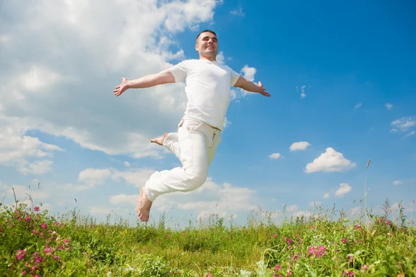 Счастливый Молодой Человек Прыжки — стоковое фото