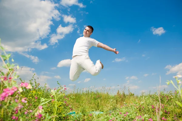 Jovem Feliz Saltando — Fotografia de Stock