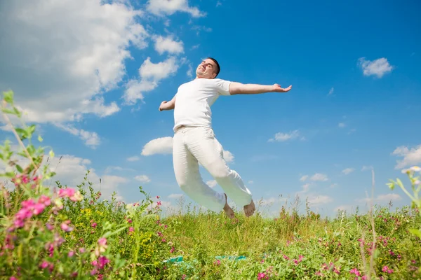 Счастливый молодой человек - прыжки — стоковое фото